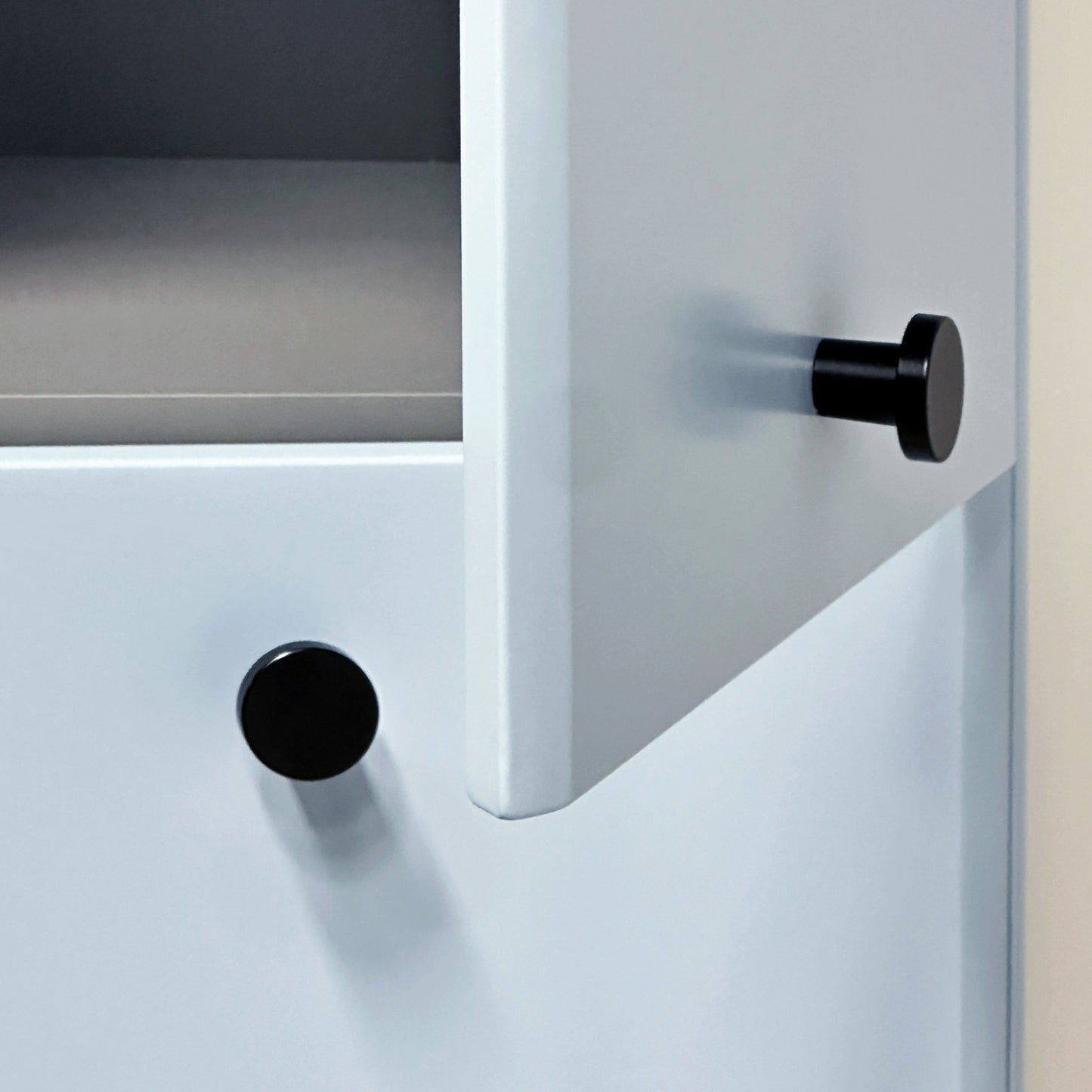 KAMĖ SOFT Hochschrank – schwarze Knopfgriffe