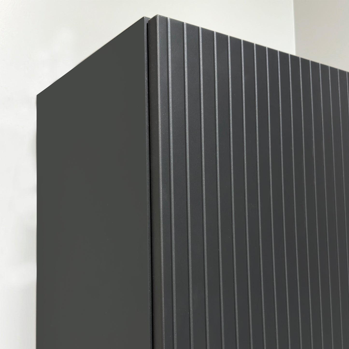 KAMĖ BIG Hochschrank – geriffelte Front mit Chromgriff