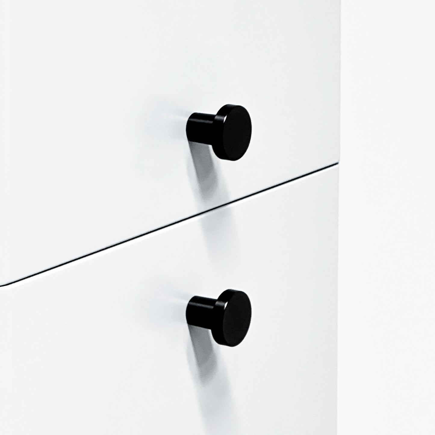 KAMĖ DUET Hochschrank – schwarze Knopfgriffe