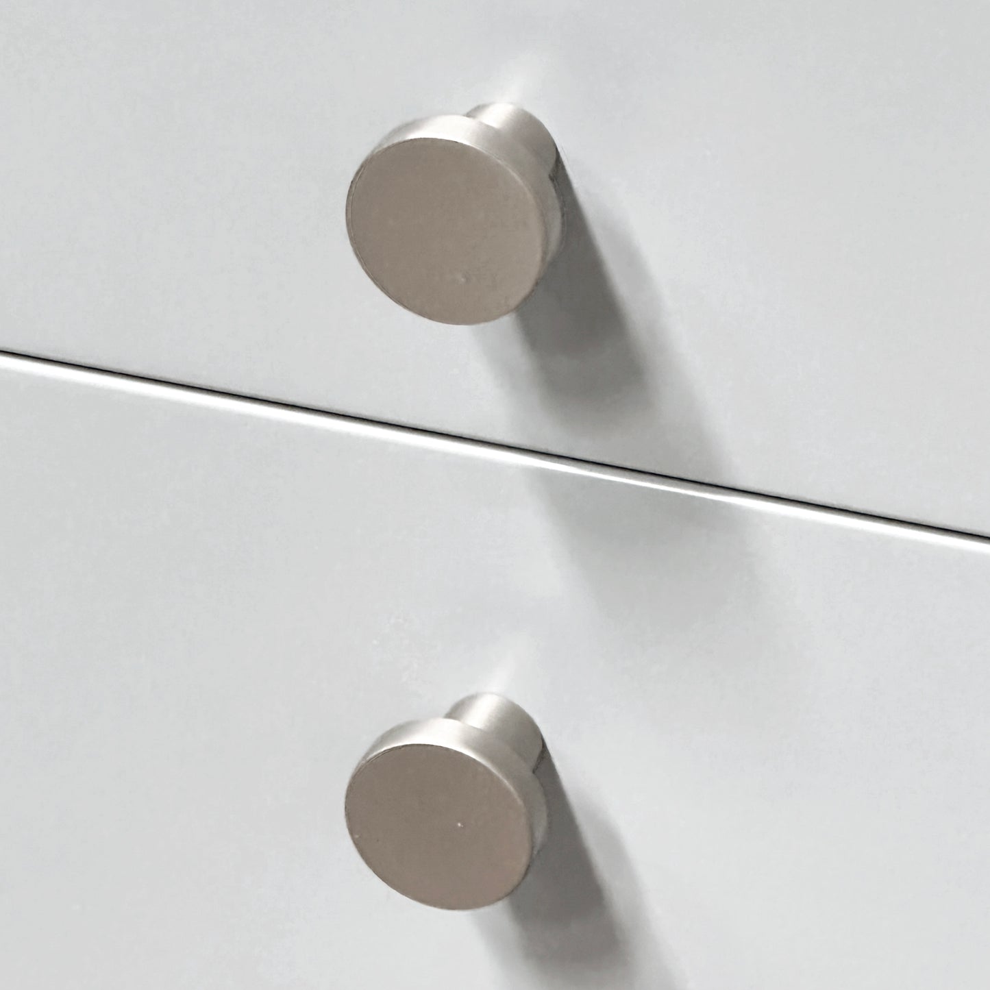 KAMĖ SOFT Hochschrank – Edelstahl-Knopfgriffe