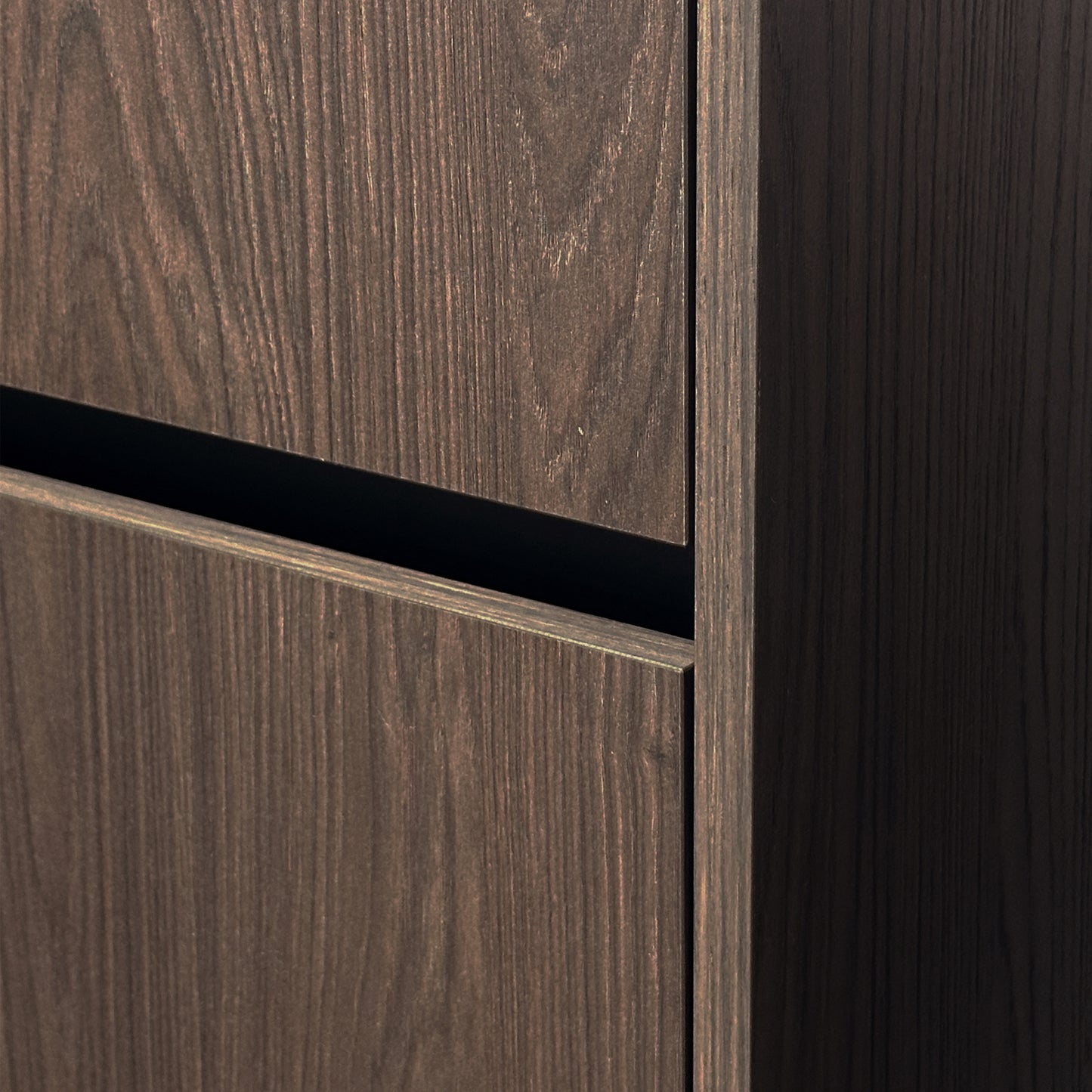KAMĖ CITY Hochschrank – schwarze Profile