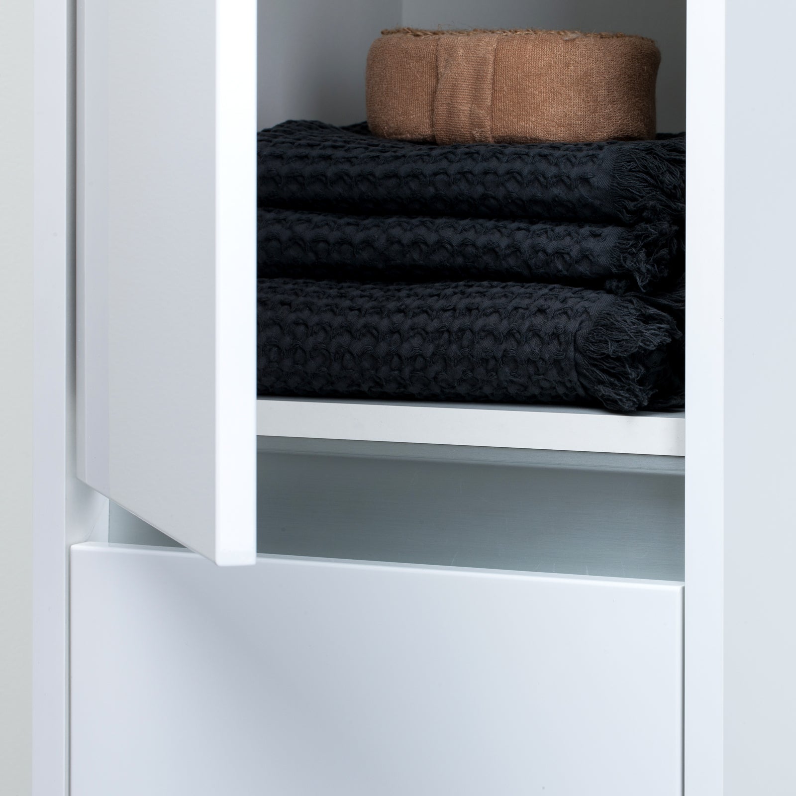 KAMĖ CITY Hochschrank – weiße Profile