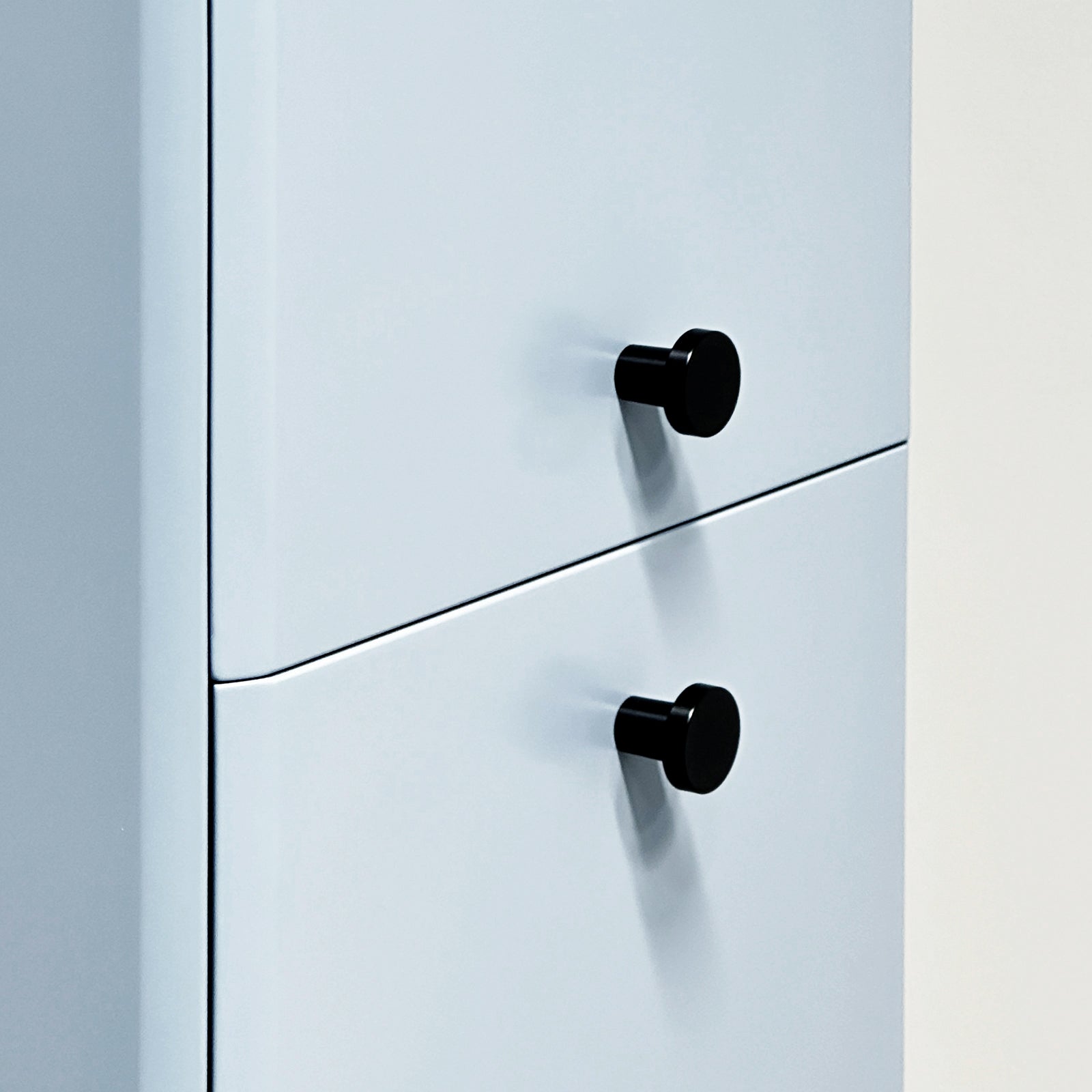 KAMĖ SOFT Hochschrank – schwarze Knopfgriffe