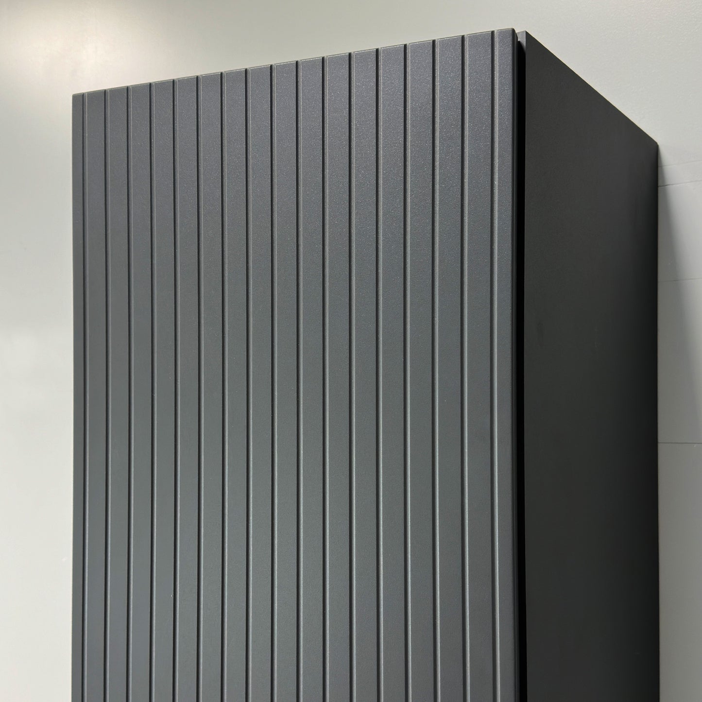 KAMĖ BIG Hochschrank – geriffelte Front mit Chromgriff