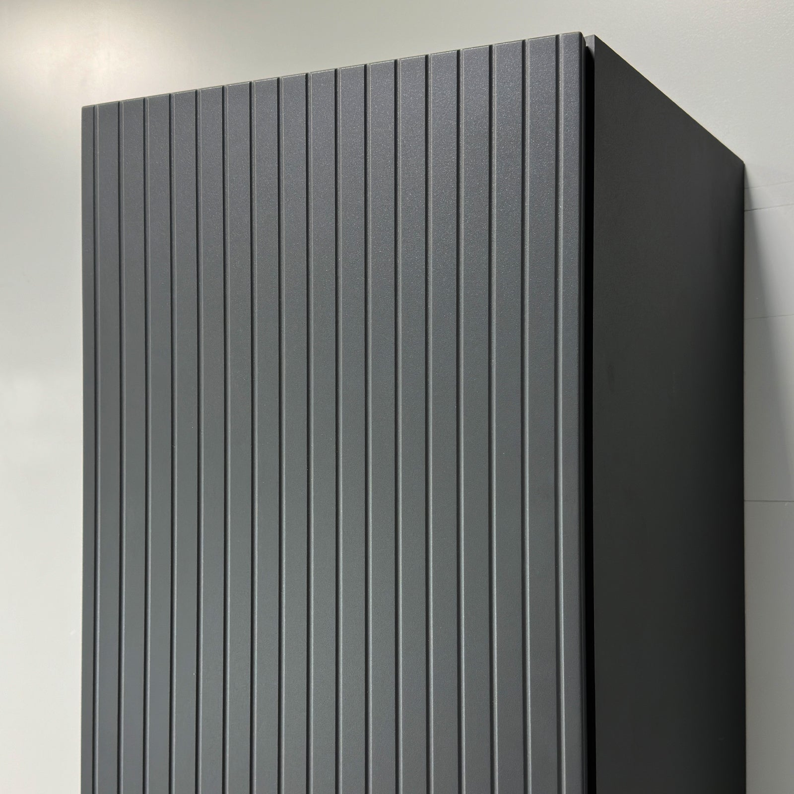KAMĖ BIG Hochschrank – geriffelte Front mit Chromgriff