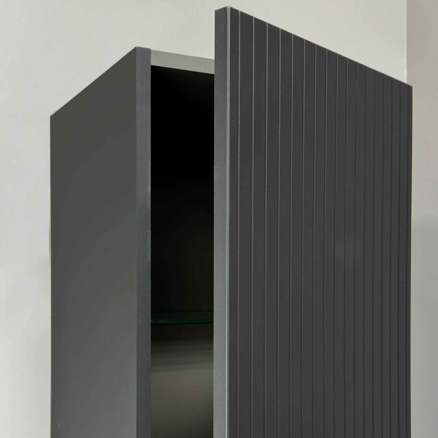 KAMĖ BIG Hochschrank – geriffelte Front mit Chromgriff