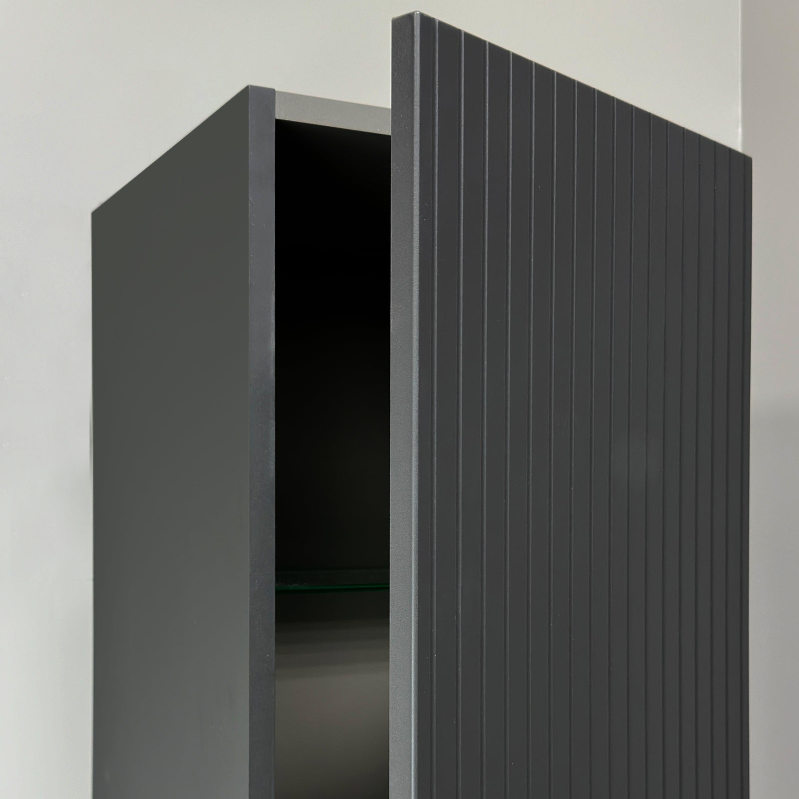 KAMĖ BIG Hochschrank – geriffelte Front mit Chromgriff