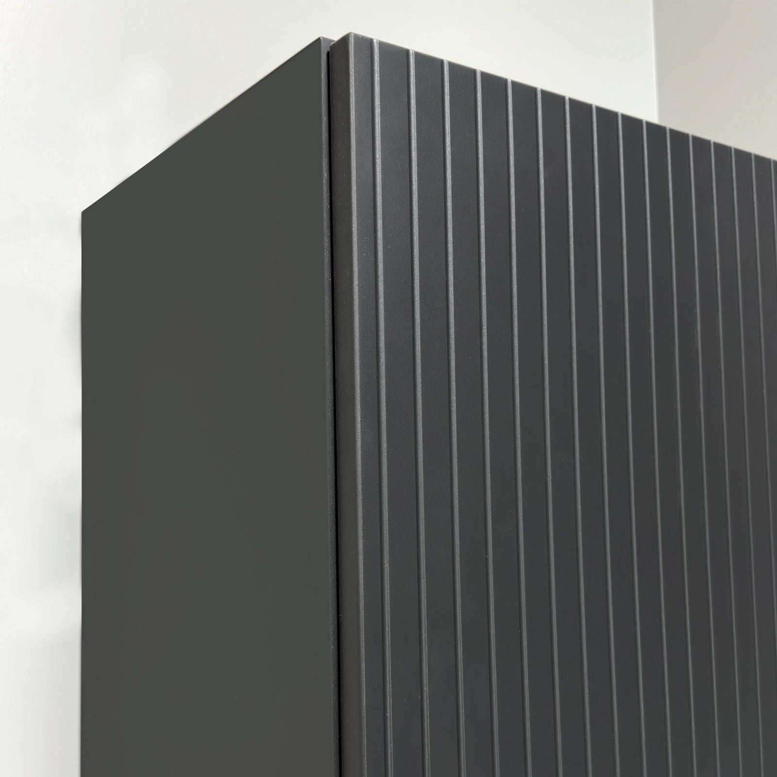KAMĖ BIG Hochschrank – geriffelte Front mit Chromgriff