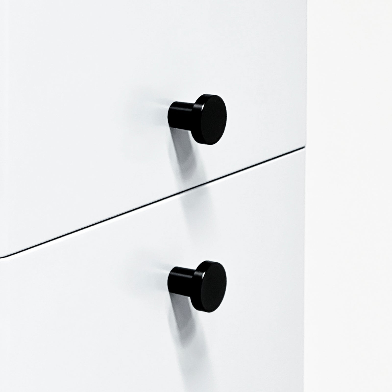 KAMĖ GAMA Hochschrank – schwarze Knopfgriffe