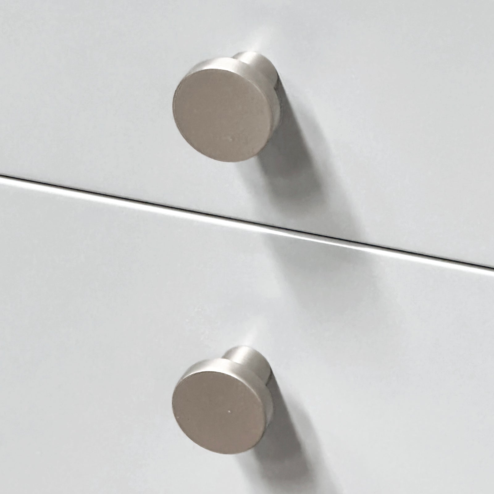 KAMĖ SOFT Hochschrank – Edelstahl-Knopfgriffe