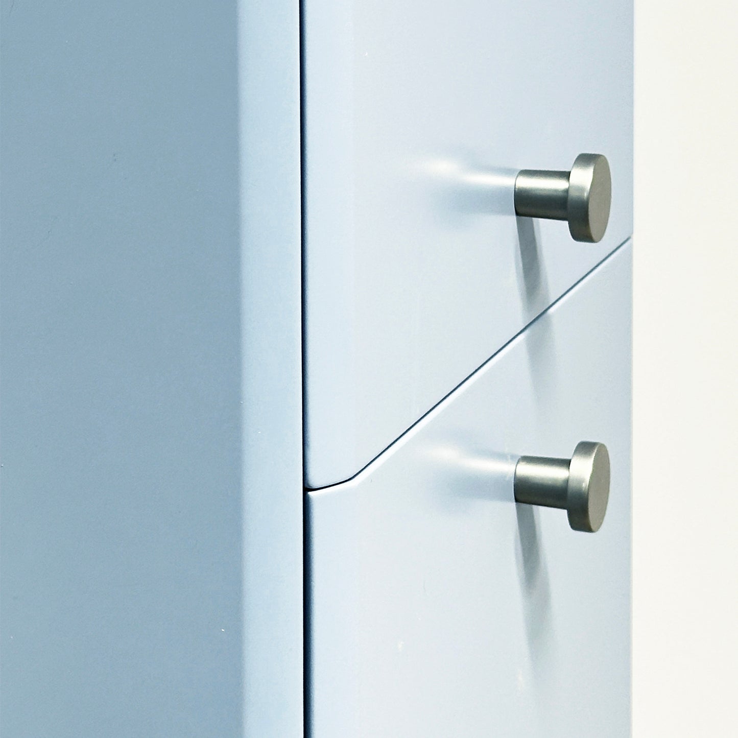 KAMĖ SOFT Hochschrank – Edelstahl-Knopfgriffe