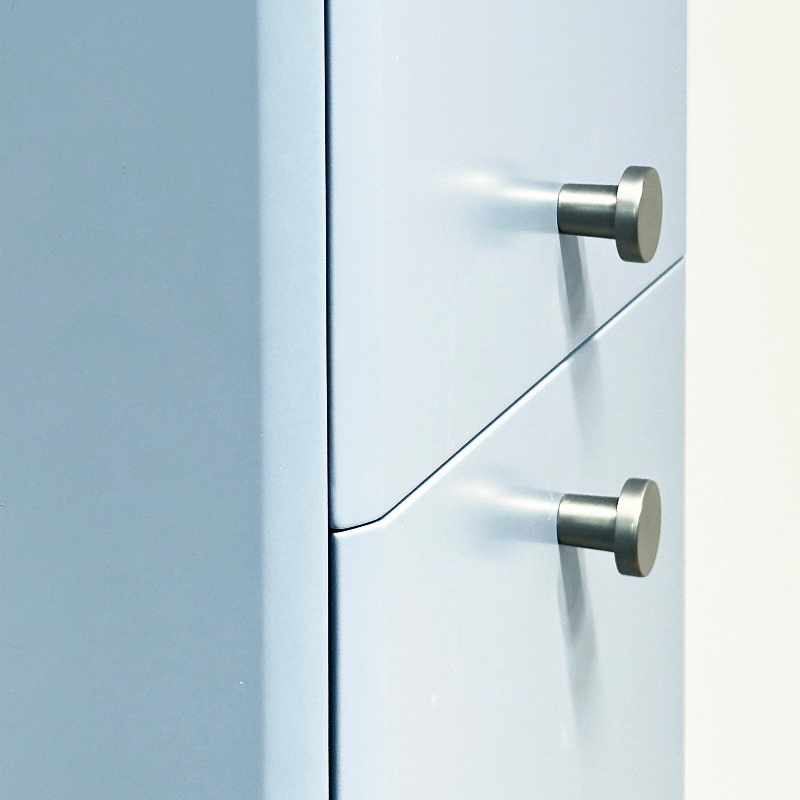 KAMĖ SOFT Hochschrank – Edelstahl-Knopfgriffe