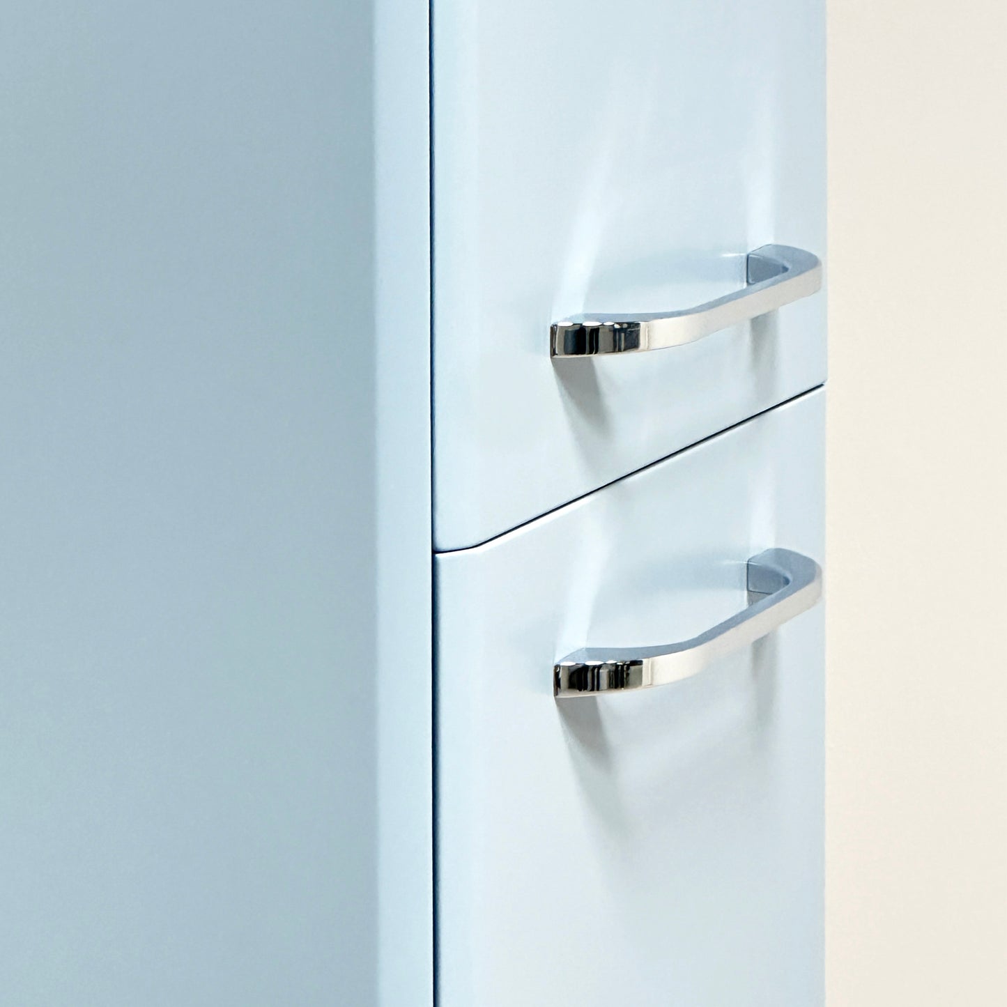 KAMĖ SOFT Hochschrank – Chromgriffe