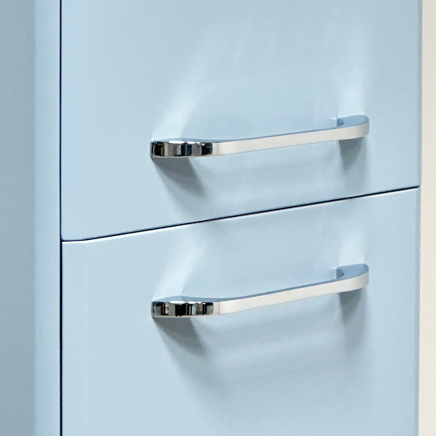 KAMĖ SOFT Hochschrank – Chromgriffe