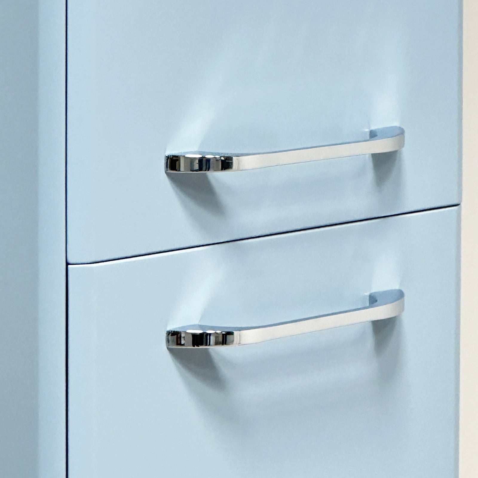 KAMĖ SOFT Hochschrank – Chromgriffe
